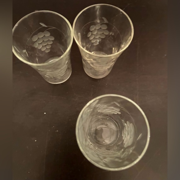 3 Vintage, mid century, grape engraved shot glasses. - Picture 8 of 9